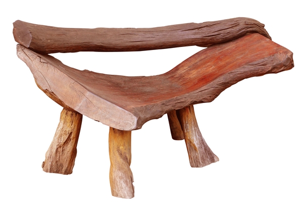Ławka z konarów, ciosanych elementów drewnianych 