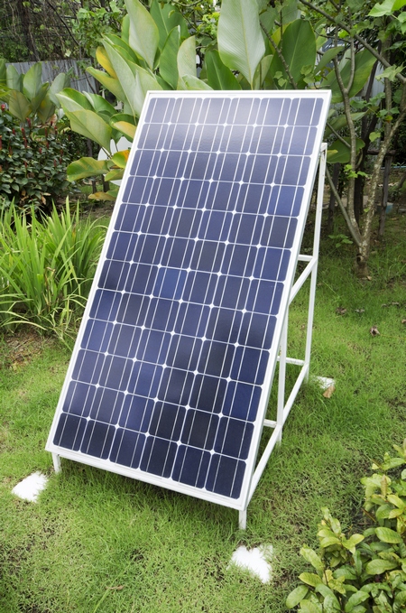Baterie słoneczne w ogrodzie