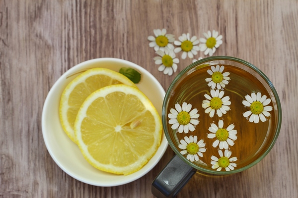 Domowe sposoby na przeziębienie - rumianek z cytryną